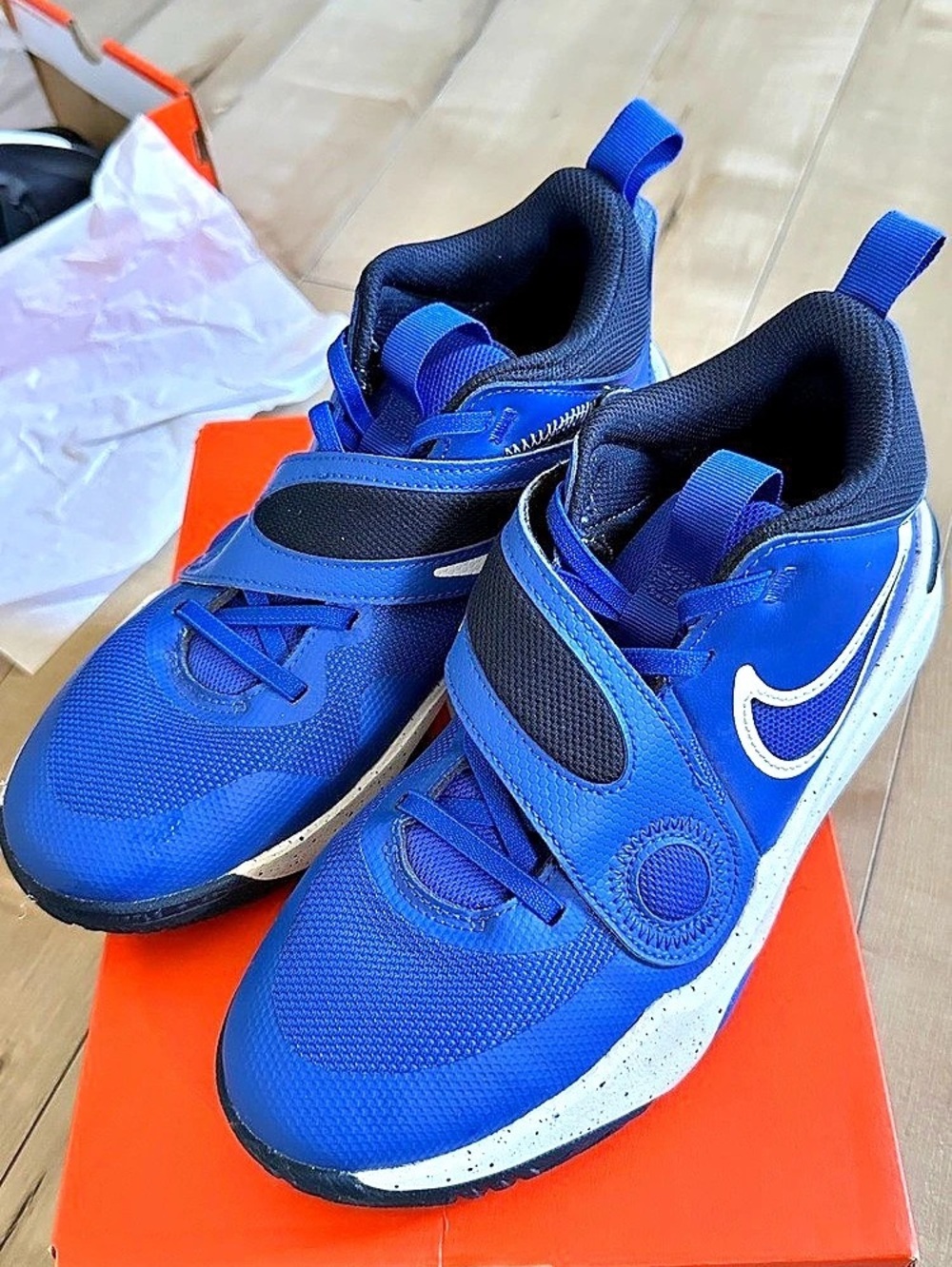 Nike Team Hustle D 11 (GS) ) Blue & White US 6Y Like New